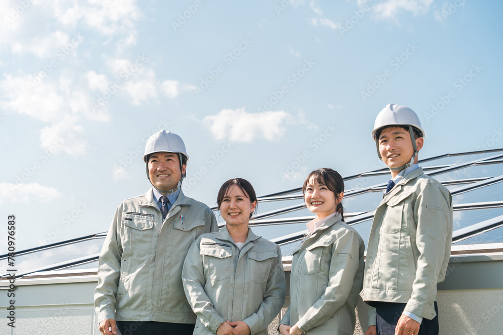 ヘルメット姿のキロコ電気の社員